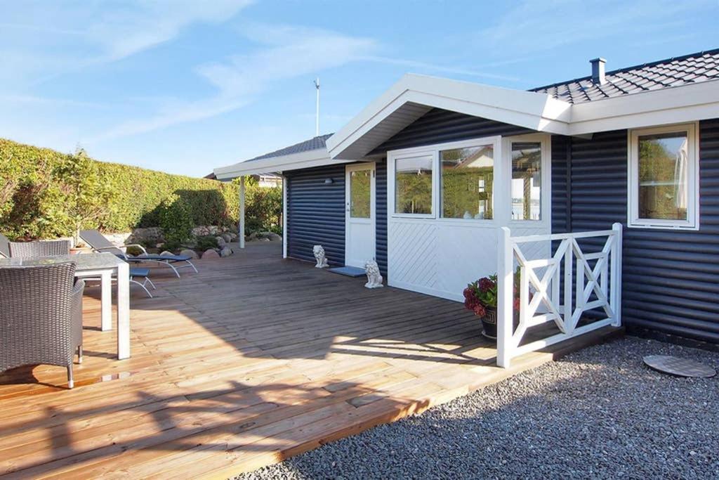 Eksklusiv Sommerhus Beliggende I Vandkanten Munkebo Esterno foto