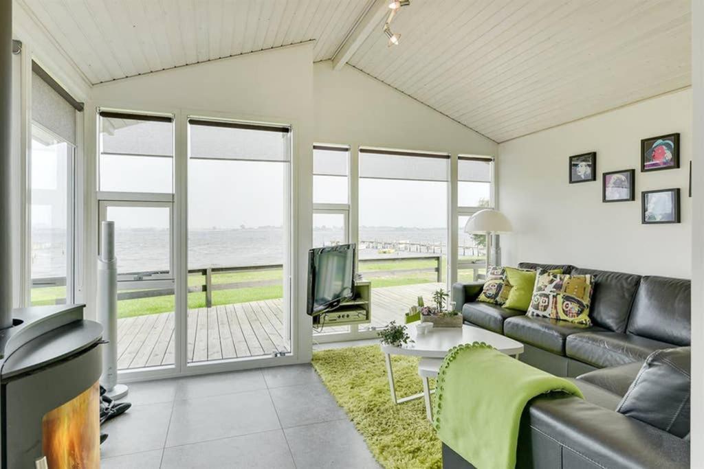 Eksklusiv Sommerhus Beliggende I Vandkanten Munkebo Esterno foto